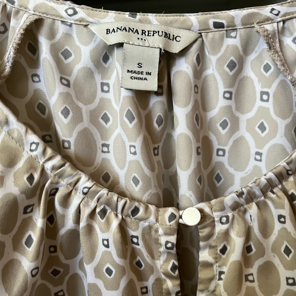Banana Republic button down short sleeve blouse! - Picture 4 of 5